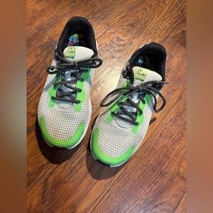 Under Armour boys size 7 tennis shoes